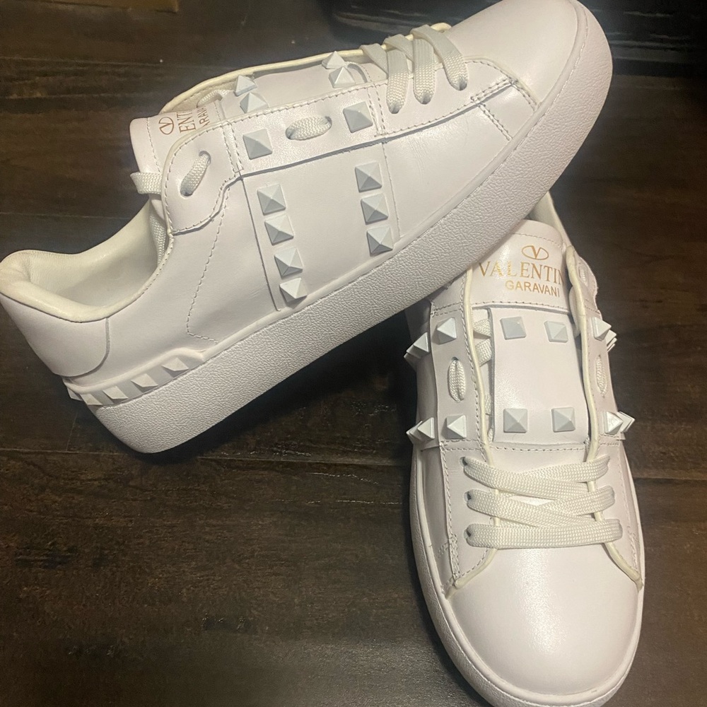 White stud fashion sneakers
